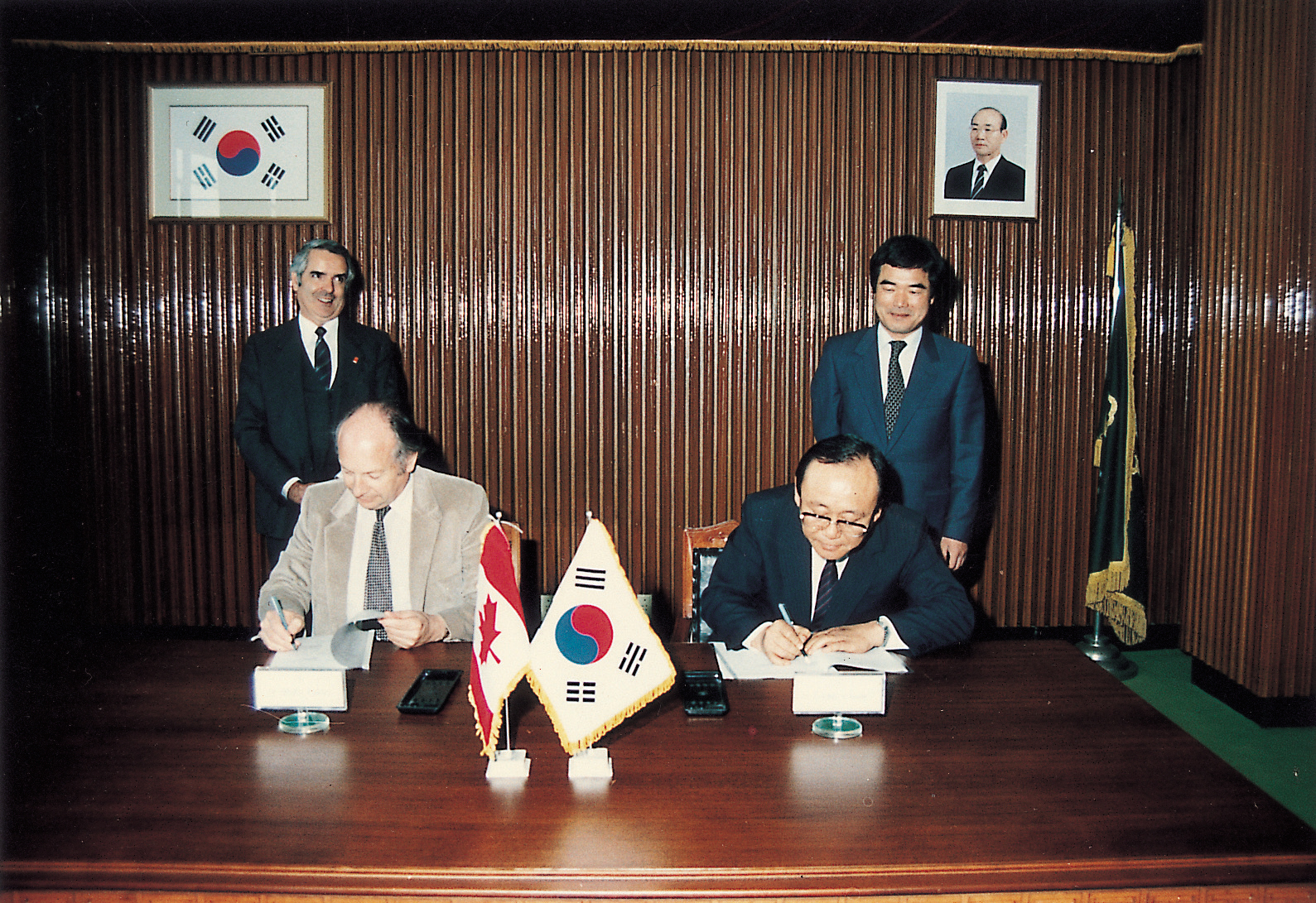 협약서 서명(국제공동 연구협약) 사진1