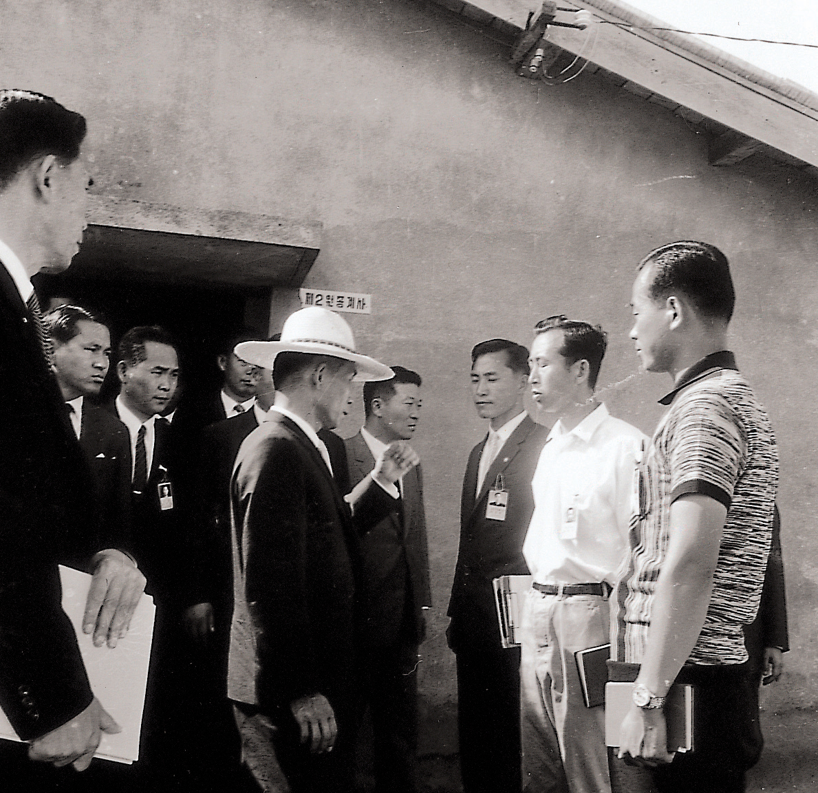 박정희 대통령 축산 시험장 방문 제 2 원종계사 앞(1968년) 사진1